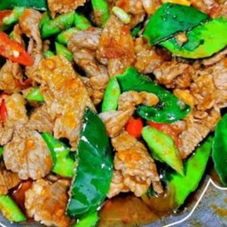 ผัดพริกแกงเนื้อราดข้าว