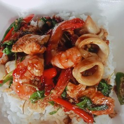 กะเพรารวมมิตรราดข้าว