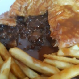 Mince Beef & Onion Pie, Chips, Peas & Gravy