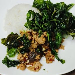 ไข่เยี่ยวม้ากะเพรากรอบ (เป็นกับ)