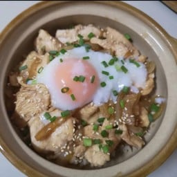 ข้าวหน้าอกไก่ ไข่ออนเซ็น (220 Kcal)