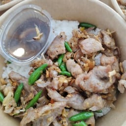 ข้าวหมูทอดฮักกระเทียม ผัดพริกขี้หนู