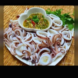 ปลาหมึกลวก น้ำจิ้มซีฟุ้ด