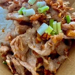 หมูชิ้นคั่วพริกเกลือราดข้าว