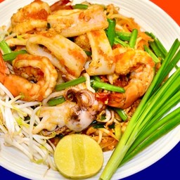 ผัดไทย มันกุ้ง ซีฟู้ด ใส่ไข่