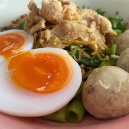 ก๋วยเตี๋ยวคลุก ไข่ย้อย
