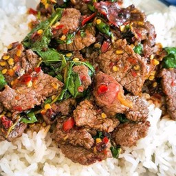 ข้าวกะเพราเนื้อชิ้น
