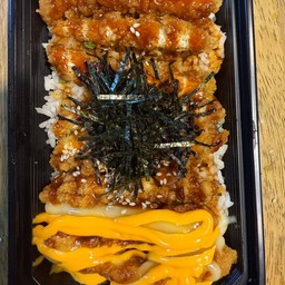 ข้าวไก่ทอดซอสเผ็ด