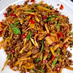 เนื้อโคขุนสับผัดกระเพราหน่อไม้ ราดข้าว