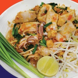 ผัดไทย ปลาหมึกสด ใส่ไข่