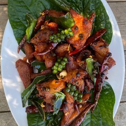 ข้าวราดหมูทอดพริกไทยดำใบมะกรูด