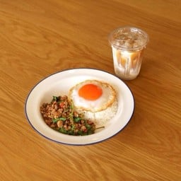 Set J ชุดประหยัด - กะเพราหมูสับราดข้าวไข่ดาว + เครื่องดื่ม