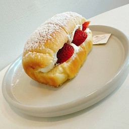 ขนมปังเกลือครีมสดสตอเบอรี่