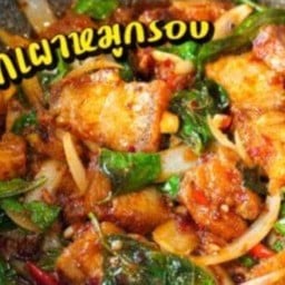 ผัดพริกเผา หมูกรอบ ราดข้าว