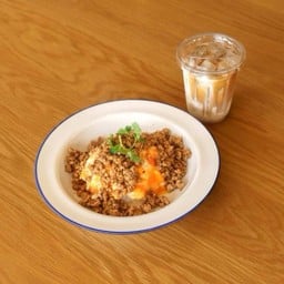 Set K ชุดประหยัด - หมูสับซีอิ้วราดข้าวไข่ข้น + เครื่องดื่ม