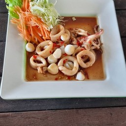 ปลาหมึกผัดกะปิ กระเทียมโทน