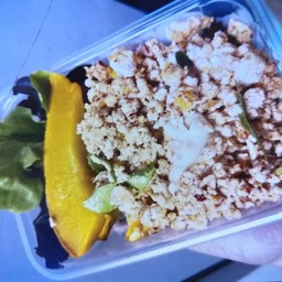 กับข้าว  ผัดต้มยำแห้งไข่ระเบิดไก่สับ อกไก่ 200 กรัม(349 Kcal)