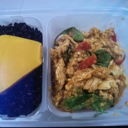 ห่อหมกไก่ชิ้นผัดแห้งกะทิธัญพืช (249 Kcal)