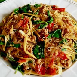 ผัดเผ็ดวุ้นเส้นหน่อไม้ใส่หมูสับ ราดข้าว