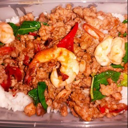 ข้าวกระเพรากุ้ง + หมูสับ