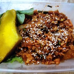 ชุด Set ข้าวกล้อง ผัดกิมจิ อกไก่ คลีน (288 Kcal) +ซุปสาหร่ายวากาเมะ