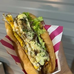 ฮอทดอกหมูตุ๋นไข่ชีส