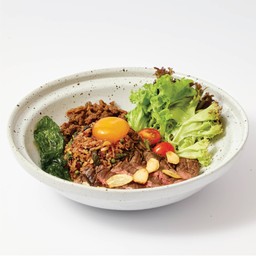 ข้าวผัดใบกระเพรากรอบเนื้อแฟรงค์ดรายเอจย่างและไข่ดอง