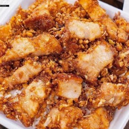 หมูโคตรกรอบกระเทียมพริกไทย ราดข้าว