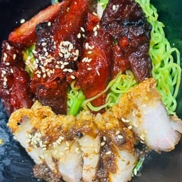 บะหมี่น้ำ หมูแดง + หมูกรอบ