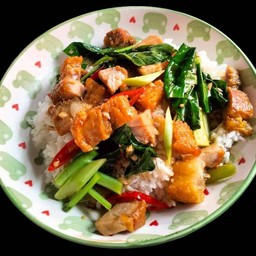 ผัดคะน้าหมูกรอบ