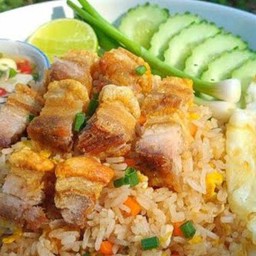 ข้าวผัดหมูกรอบ
