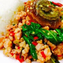 ข้าวกะเพราเนื้อไข่เยี่ยวม้า