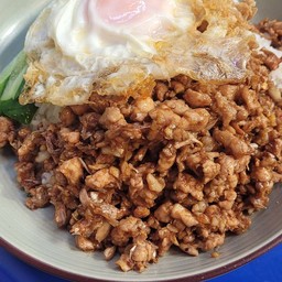 ข้าวหมูสับผัดกระทียม