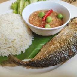 ข้าวหน้าน้ำพริกกะปิปลาทูทอด