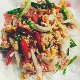 แหนมผัดไข่ราดข้าว