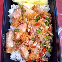 ข้าว-หมูกรอบคั่วพริกเกลือ
