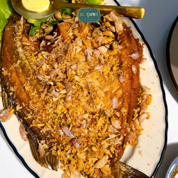 ปลากะพงทอดกระเทียม