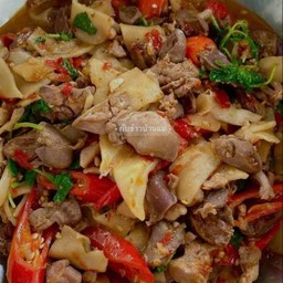 กระเพราเครื่องในไก่ราดข้าว