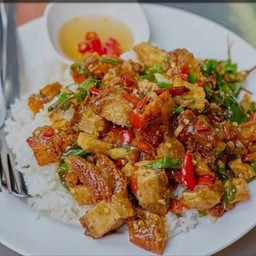 กระเพราหมูกรอบราดข้าว