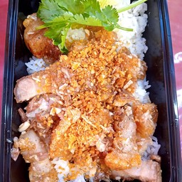 ข้าว-หมูกรอบกระเทียมพริกไทย