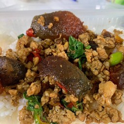 กระเพราหมูสับไข่เยี่ยวม้าราดข้าว