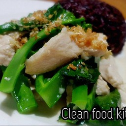 อกไก่ผัดคะน้าฮ่องกง