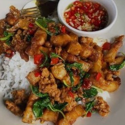 กระเพราหมูสับหมูกรอบราดข้าว