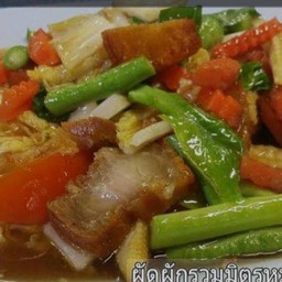 ผัดผักรวมราดข้าว