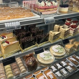 และมีขนมอื่นๆอีกมากมาย ถูกใจคนรักของหวานแบบเรามาก