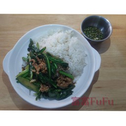ผัดคะน้าราดข้าว Kale stir fried with rice