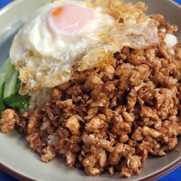 ข้าวหมูสับผัดกระเทียมไข่ดาว