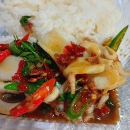 กะเพราปลาหมึกราดข้าว