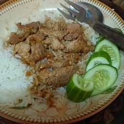 หมูกระเทียมราดข้าว