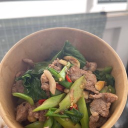 คะน้าหมูราดข้าว